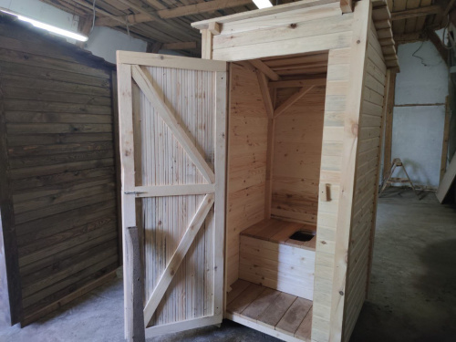 Туалет деревянный - фото